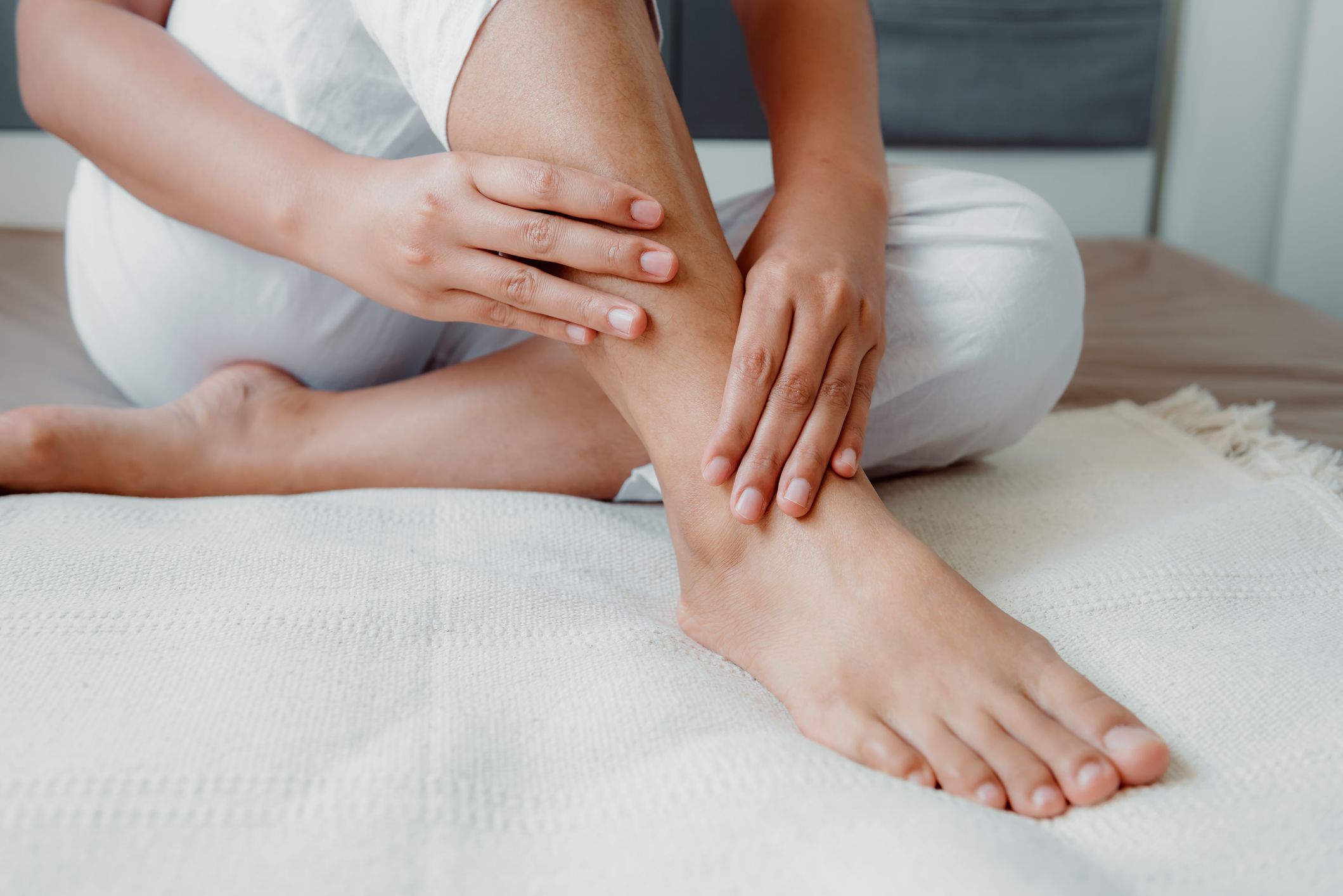 7 Cara Mencegah Kaki Kesemutan saat Duduk Lama